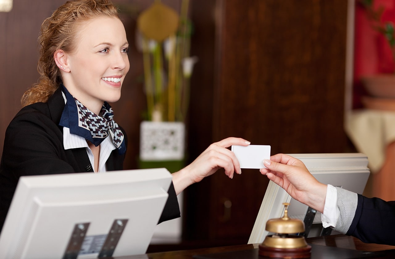 Yêu cầu đối với nhân viên lễ tân khách sạn: 4 tiêu chí cơ bản